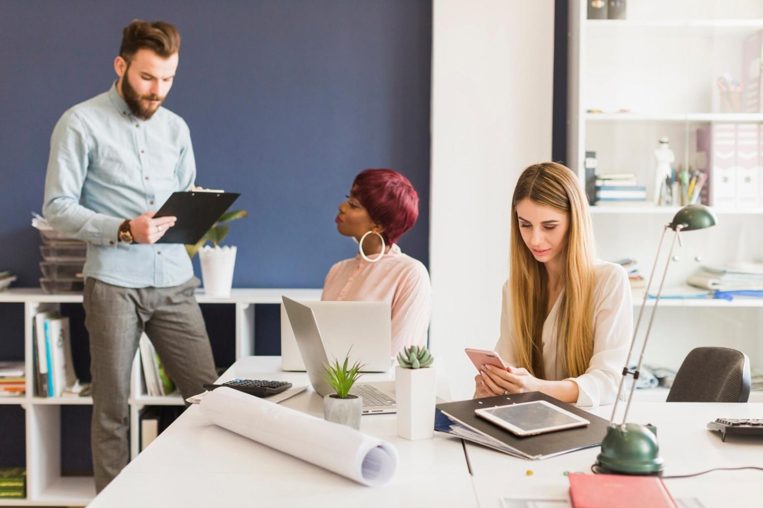 Espace de travail organisé avec outils de gestion financière